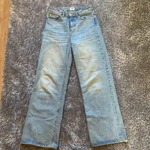 Säljer dessa högmidjade jeans från lager 157 i storlek S, fint skick och inga defekter. Hör av dig vid frågor☺️