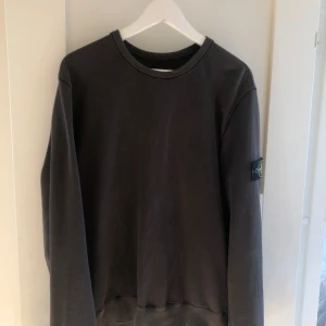 Stone Island crewneck  - Säljer nu denna riktigt snygga stone island crewneck. Den är i använt skick men fortfarande riktigt clean. Den har en lagning nära kragen men det syns inte (se bild 3) storlek XL färg olivgrön/brun 