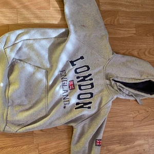 Hoodie  - Hoodie med texten LONDON!