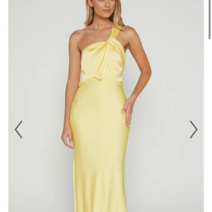 Gul satinklänning - Säljer denna fina gula satinklänningen 🫶🏼 Aldrig använd med prislappen kvar. Hör gärna av dig om du har några frågor! 