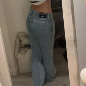 ”arrow straight low jeans” från Weekday.  Råkade beställa för stor storlek, så bara använda 2-3 gånger, men annars super snygga. 