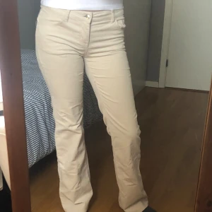 Manchester Jeans - Bootcut beige manchester jeans i storlek 38 från hm, low waist💕kom privat för fler bilder eller frågor, priset kan diskuteras💕