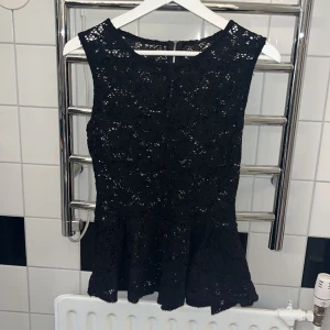 Topp med volang  - Jättesöt topp med volang