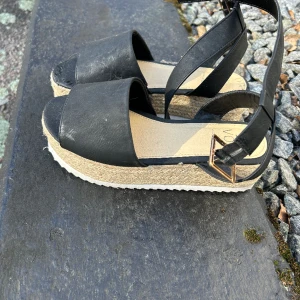 Sandaler - Snygga sandaler som är perfekta till sommaren😍storlek 37 
