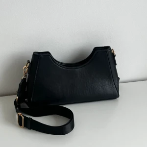 Svart väska - Fin svart väska, kanppt använd❤️