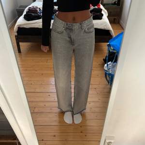 Ett par ljusgråa baggy jeans från Gina Tricot!! Storlek 34 🥰🥰