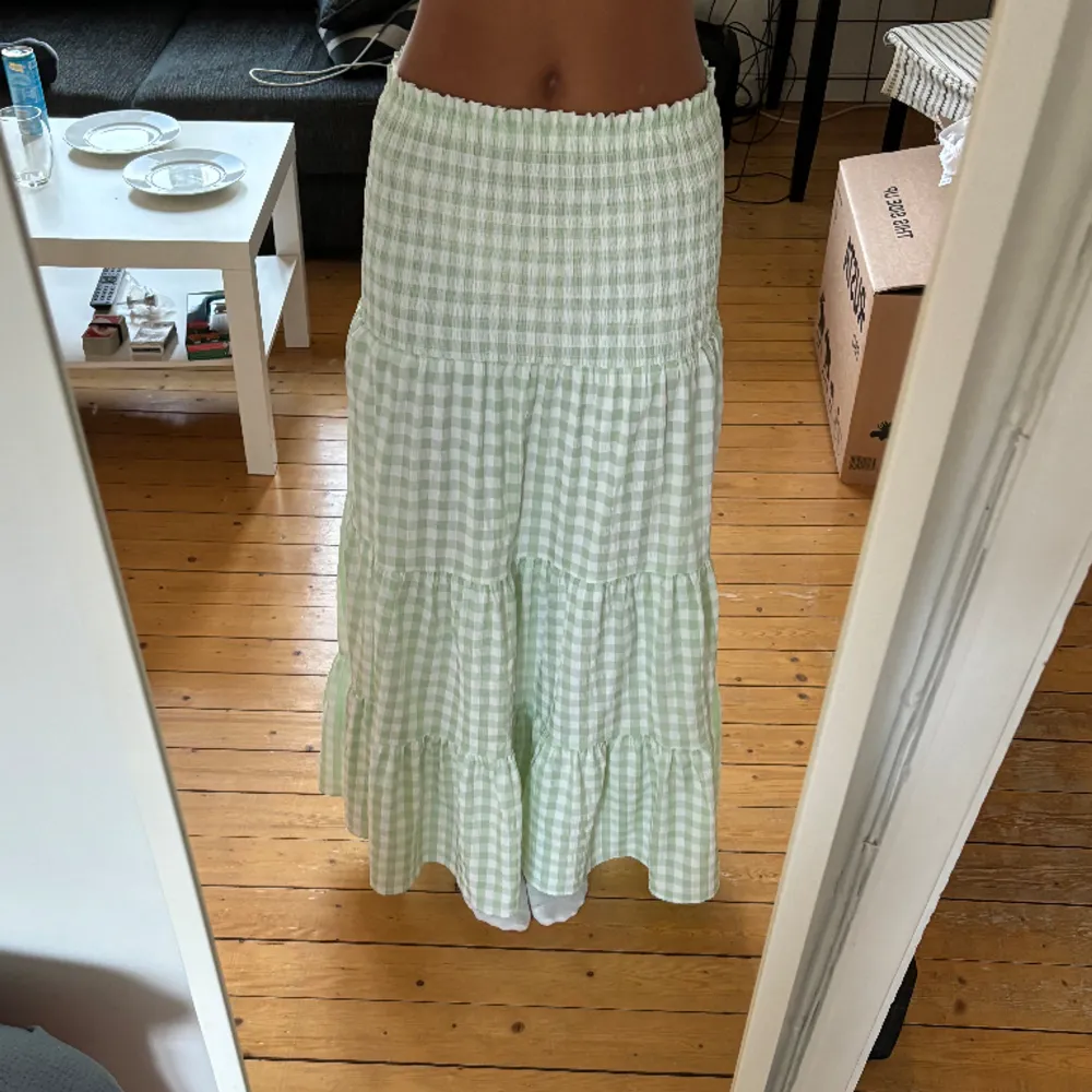 En grön/vit rutig kjol som jag hade tänkt att ha som klänning men tyvärr inte kommer tillräckligt till användning!! Storlek XS från Gina Tricot 🥰. Klänningar.