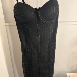 Paljettklänning från missguided - Säljer denna superfina miniklänning från missguided som är figursydd och även har kupor som gör att den blir väldigt fin på. Köpte till en studentskiva men bara prövad