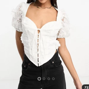 Topp - Säljer denna fina topp från asos i storlek 38. Helt ny med prislappen kvar då jag inte hann skicka tillbaka. Nypris 349kr Skriv för fler bilder/ frågor🩷🩷