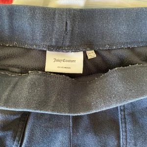 blåa juicy byxor - säljer mörkblå juicy byxor. storlek 14/15 men passar xs/s. själv har jag s och dom passar bra. dom är i bra skick 