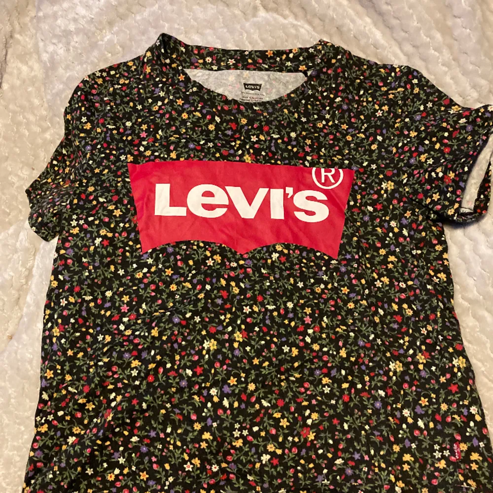 En jätte fin blommig Levi’s tröja. Aldrig använd💗. T-shirts.