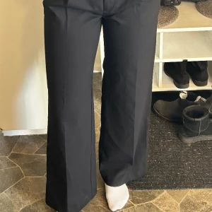 Kostymbyxor  - Ett par svarta kostymbyxor från HM i storlek S. Byxorna är använda, vet ej hur många gånger. 