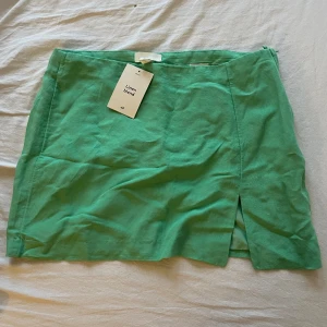 Grön kort kjol - Aldrig använd. Skulle säga att den är i strl M
