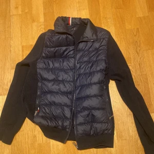 Tommy Hilfiger Cardigan - Säljer min riktigt feta Tommy Hilfiger Cardigan.  Nypris ca 2000 Använd väldigt måttligt