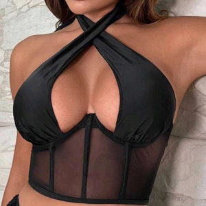 Svart topp - Svart bygel topp. Obs den är inte blå som de ser ut på bilden utan den är hel svart 