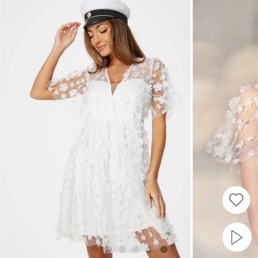 Funderar på att sälja denna klänningen som jag köpt till studenten då jag har hittat en annan, ”Floral 3D Dress” från Nelly! Endast provad!! Nypris 999kr, kom gärna med prisförslag!. Klänningar.