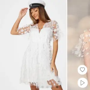 Funderar på att sälja denna klänningen som jag köpt till studenten då jag har hittat en annan, ”Floral 3D Dress” från Nelly! Endast provad!! Nypris 999kr, kom gärna med prisförslag!
