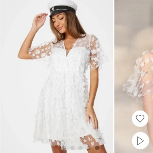 Studentklänning Nelly  - Funderar på att sälja denna klänningen som jag köpt till studenten då jag har hittat en annan, ”Floral 3D Dress” från Nelly! Endast provad!! Nypris 999kr, kom gärna med prisförslag!