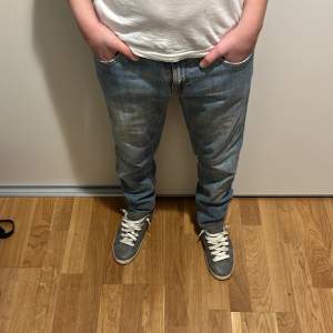 Säljer dessa feta jeans från Nudie. Storlek 26-32 men sitter lite stort!