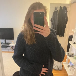 Stickad tröja  - En marinblå stickad tröja fårn Cubus. Är i storlek M.  Kontakta för pris och fler bilder