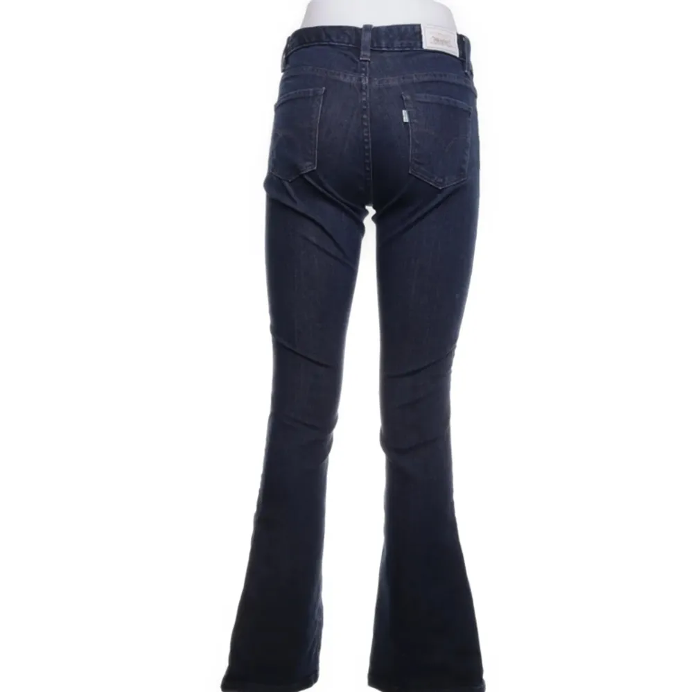 Låga Levis jeans i bootcut modell. Strl 25. Bra skick! Köpte dom på Sellpy men dom var försmå.. Jeans & Byxor.