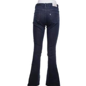 Låga Levis jeans i bootcut modell. Strl 25. Bra skick! Köpte dom på Sellpy men dom var försmå.