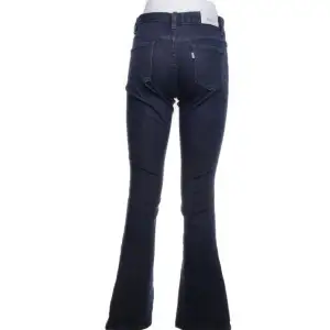 Låga Levis jeans i bootcut modell. Strl 25. Bra skick! Köpte dom på Sellpy men dom var försmå.