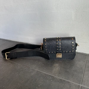 Liten svart väska  - En liten svart väska som är perfekt till en utekväll eller bara till vardags. Använd ett par gånger. Köptes för 400kr