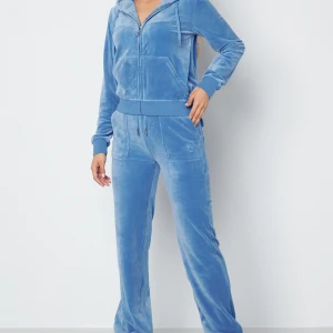 juicy set💘 - säljer hela mitt juicy set i storlek xxs, ena metallbiten på snöret (byxorna) finns inte kvar, annars inga defekter❤️ nypris 2300, priset kan diskuteras 