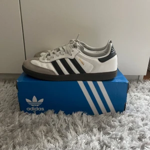 Adidas Samba - Adidas samba  Använda 2-3 gånger  Storlek 43 1/3 Perfekt sommarsko  