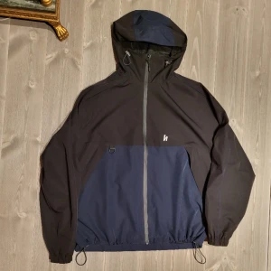 Harlautapparel jacka  - Mycket fin Harlaut apparel 1999 Jacka Storlek M - nypris 2100kr (+frakt)  Nästan Nyskick, ändvänd 7 gånger. P riset kan diskuteras. + Två valfria Harlaut stickers på köpet