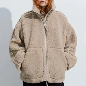 Teddy jacka hm - Säljer denna super mysiga Teddy jackan från hm (slutsåld)passar perfekt nu till våren💕💕