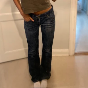 Lågmidjade Tommy hilfiger jeans  - Jätte snygga jeans som tyvärr inte kommer till någon andvändning. Innerbenslängden e 85cm och midjemåttet 🩷