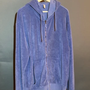 Blå luvtröja  - Inköpt på Eddy Monetti i Milano. Kvitto finns ej. Nypris ca 2500 kr.  Köparen står för fraktkostnaden.   Kan mötas upp i centrala Stockholm.   Allt på min sida är äkta.