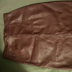 Kjol - Helt oanvänd. Dragkedja där bak