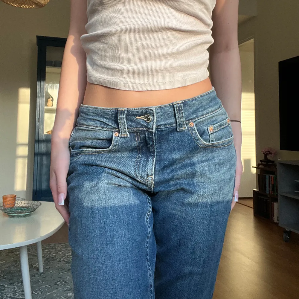 Säljer dessa lågmidjade Bootcut jeans som jag köpte här på Plick då de tyvärr inte passar mig. De är från Gina i storlek 36 💓 . Jeans & Byxor.