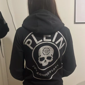 Philipp plein kofta  - Säljer denna sjukt snygga kofta då den tyvärr inte kommer till någon användning längre den är använd endast 2 gånger, koftan måste handtvättas!!