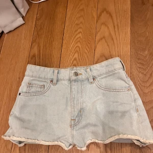Jeansshorts  - Ljusblå jeansshorts som knappt är använda. Jättefina till sommaren med en ljus tröja! 