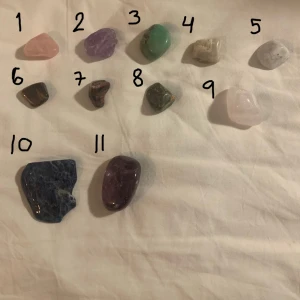 Kristaller  - RIKTIGA kristaller Säljs i styck. n.1-8 kostar 40kr, n.9-10 50kr och n.11 55kr. kristallernas namn: 1.rosenkvarts  2.Ametist  3.Grön aventurin  4.Månsten  5.Rengbågs månsten  6.Tigeröga  7.Röd tigeröga  8.Krysopras  9.kvarts  10.soldait  11.ametist