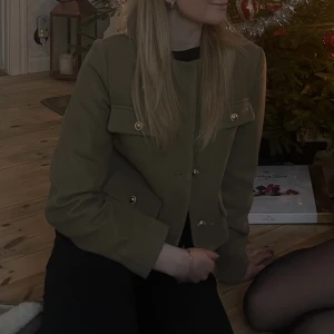 Kofta med guldknappar  - Säljer nu denna jättefina och eleganta kofta/jacka från zara. Endast använd 1 gång och i nyskick. Köptes innan jul för ca 500🫶🏻