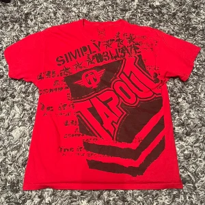 FET TAPOUT TRÖJA - Fet tisha. Sitter true to size.