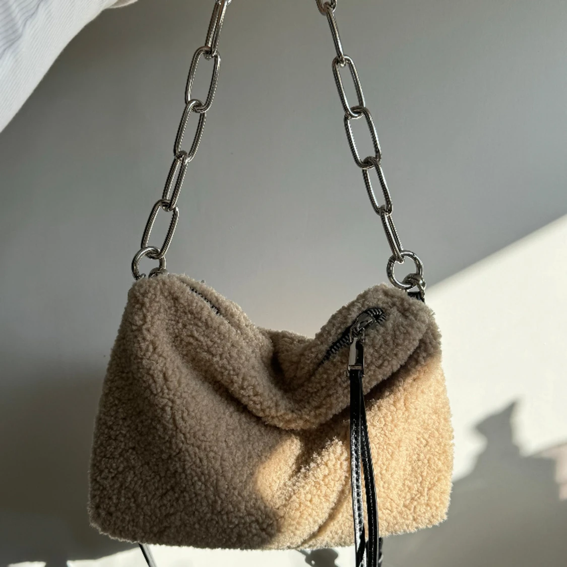 Axelväska med kedja - 90