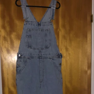 Hängselbyxor jeans  - Nyskick  Distressed look  Små i storleken 