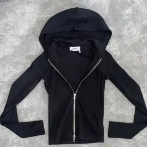 Super fin zip hoodie från weekday💞som ny då jag inte använt den mycket🩷ny pris 470 men säljer för 250💞