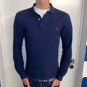 Ralph lauren rugby tröja  - Tja, säljer en riktig fett Ralph luaren långärmad piké. Modellen är 193 och väger 72 kg. Skulle passa nån som är mellan 175-185 cm lång riktigt bra, Skick 8,5 Ord pris 1500kr. Skriv vid funderingar