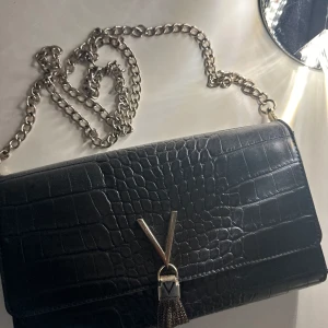 valentino väska  - väska från valentino 💕 lite rost annars bra skick! Får med båda banden