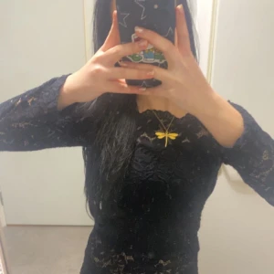 Spets top❤️‍🔥 - Jätte fin spets topp som är off -shoulder🫶☺️ skulle säga att den är xs-s(jag har vanligtvis xs). Öppet för prisförslag och funderingar!❤️