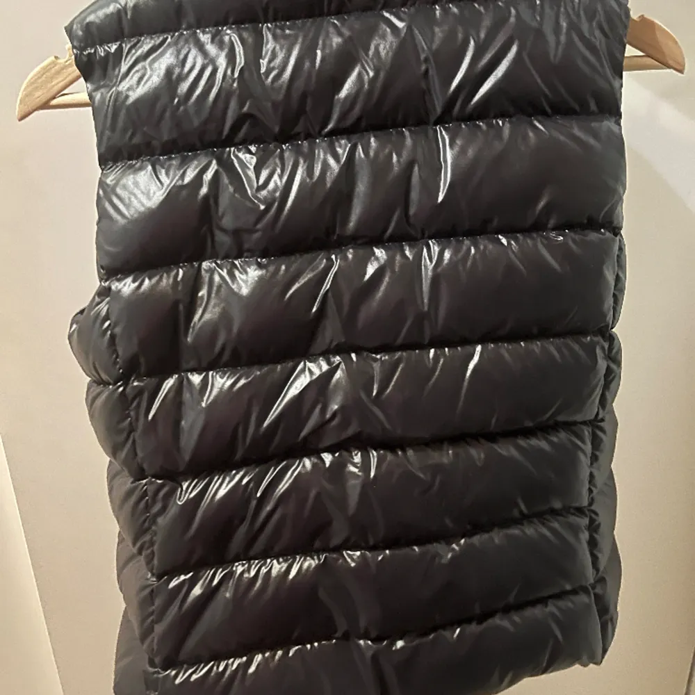 Selling a moncler vest! Very good condition. Only used a couple of times so its almost brand new. It is real and the qr code works. Size is 164 but fits xs/s. Dm me if you have more questions or you want more pictures🥰. Jackor.