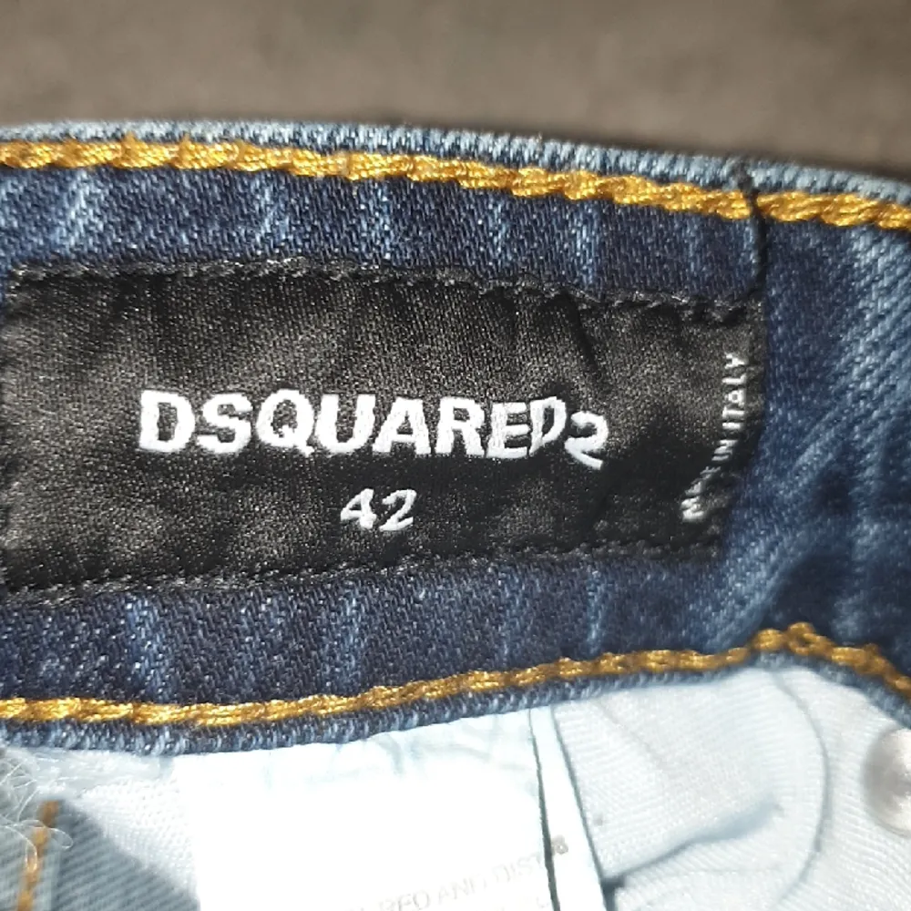 dsquared 2 jeans i befintligt skick Storlek 42 i italiensk storlek. Jeans & Byxor.