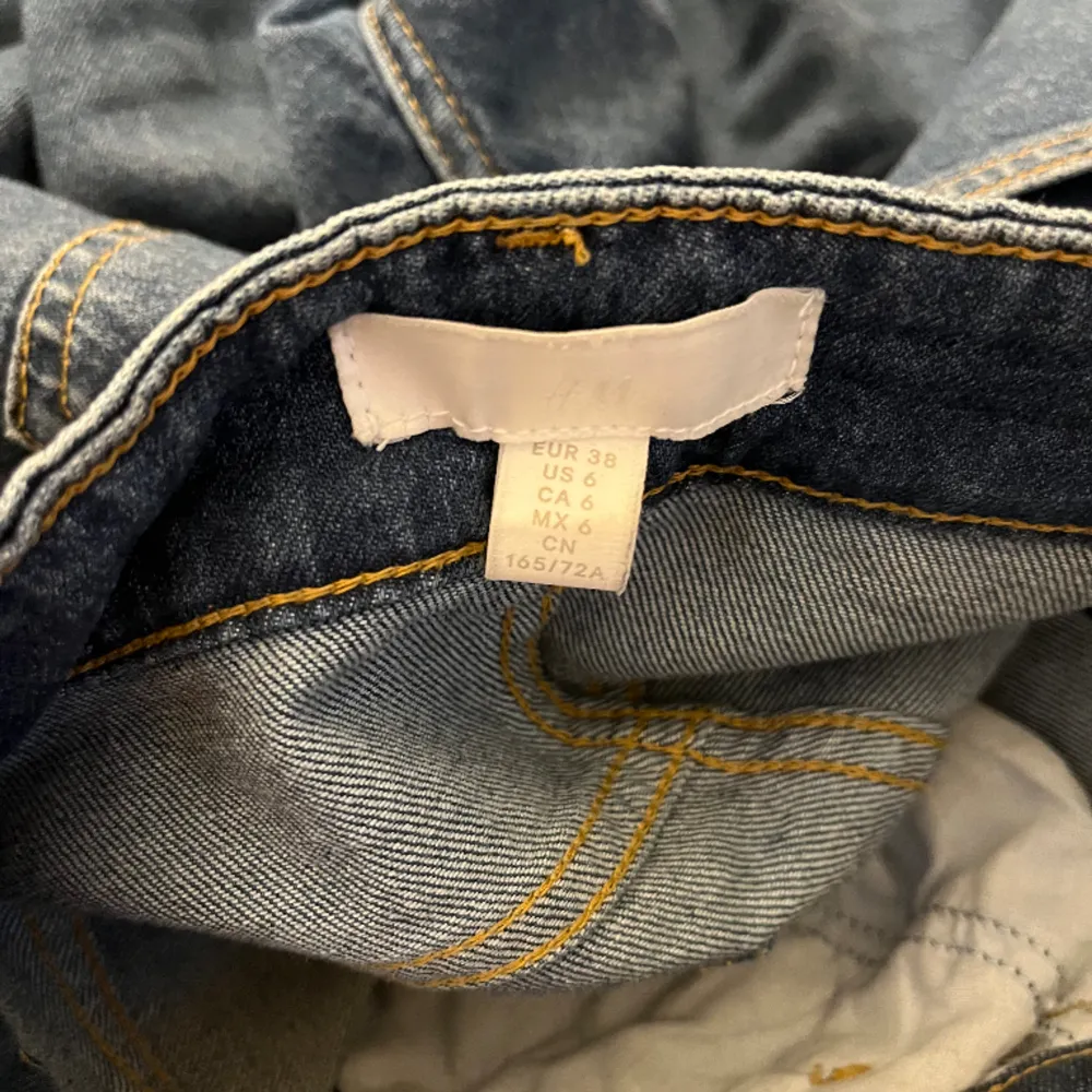 Säljer dessa mörk blåa jeans som går högt i midjan. Dem sitter jättefint på kroppen och är i storleken 38🤍. Jeans & Byxor.